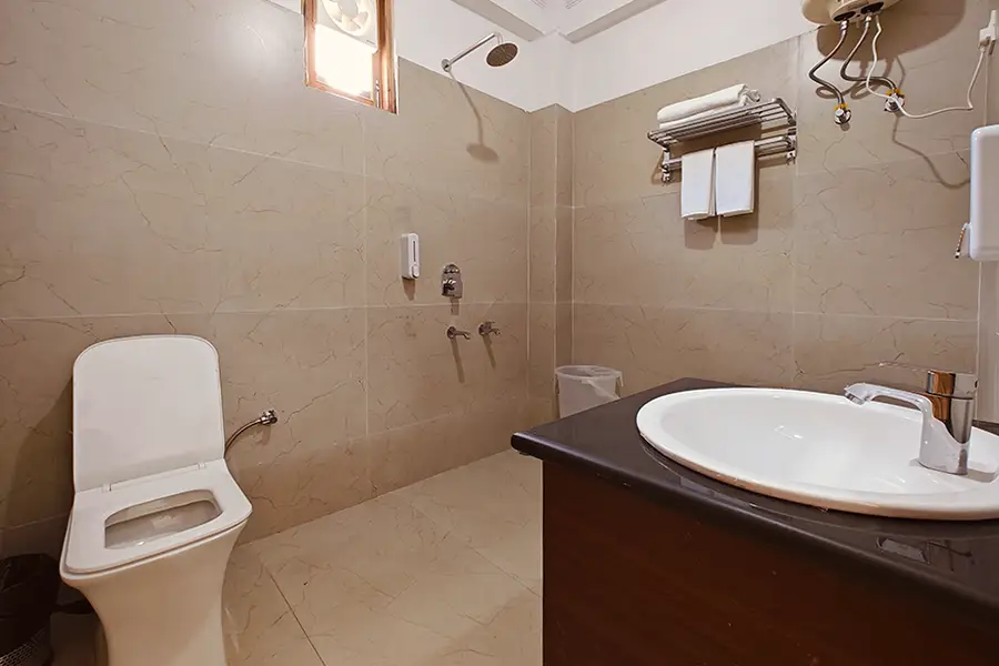 bathroom-at-hotel-chitkul-kinnaur